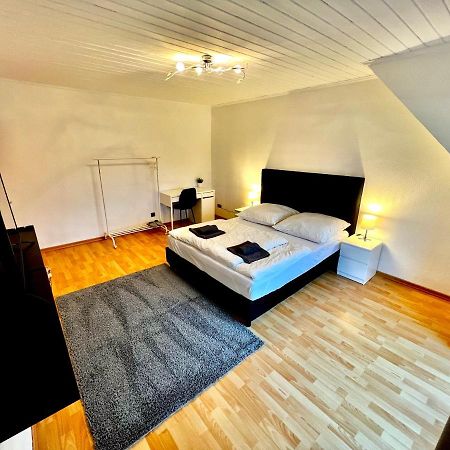 Praktisches Zimmer Im Grossen Haus Mit Garten Dusseldorf Exterior photo