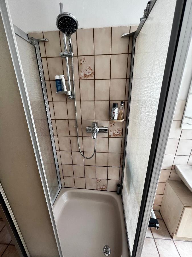 Praktisches Zimmer Im Grossen Haus Mit Garten Dusseldorf Exterior photo